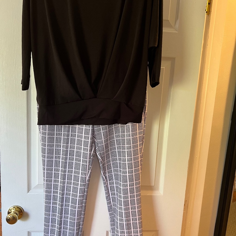 Adrianna Papell. Black and white checked capri pants, size 8.